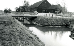 NH_SCHENKELDIJK_003 Regelbare stuw en betonnen brug bij de Hoofdwatergang langs de Haringvlietweg. Op de achtergrond de ...