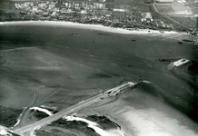 OV_BRIELSEMAASDAM_01 Oostvoorne; Luchtfoto van de werkzaamheden om de Brielse Maas af te dammen. Op de achtergrond ...
