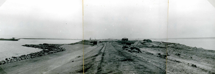 OV_BRIELSEMAASDAM_14 Oostvoorne; Werkzaamheden voor de aanleg van de Brielse Maasdam, ca. 1950