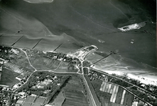 OV_BRIELSEMAASDAM_65 Luchtfoto van de werkzaamheden om de Brielse Maas af te dammen. Op de voorgrond Kruiningergors; 15 ...