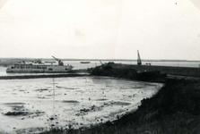 OV_BRIELSEMAASDAM_68 Het sluiten van de Brielse Maasdam met een caisson; 1950