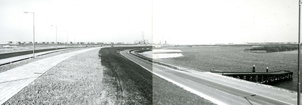 OV_BRIELSEMAASDAM_76 Oostvoorne; Links de Provinciale weg 78, rechts de Brielse Maasdam langs het Brielse Meer. Op de ...