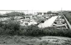 OV_BRIELSEMAASDAM_77 Oostvoorne; Jachthaven Geijsman langs de Brielse Maasdam en het Brielse Meer, Juni 1972