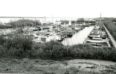 OV_BRIELSEMAASDAM_77 Jachthaven Geijsman langs de Brielse Maasdam en het Brielse Meer; Juni 1972