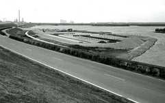 OV_BRIELSEMAASDAM_79 Oostvoorne; Aanleg van de jachthaven van Watersportvereniging Oostvoorne langs de Brielse Maasdam ...