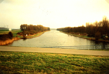 OV_BRIELSEMEEROEVER_03 Kijkje op het Binnenspuikanaal vanaf het gemaal Rozenburg; 26 maart 1998