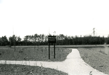 OV_BRIELSEWEG_12 De aanplant van bomen langs het Zwanenmeer is tijdens boomplantdag door leerlingen van scholen in ...