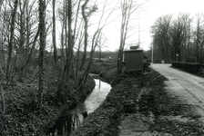 OV_GROENEWEG_04 Aanleg van buizen langs het Overbos; 11 april 1985