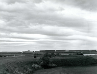 OV_HEINDIJK_54 Oostvoorne; Panorama vanaf de Stenen Baak: de Dintelbrug, de Kogeloven en de BP, ca. 1965