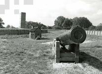 OV_HEINDIJK_68 Oostvoorne; Het Stenen Baak met een Kogeloven en kanon, 8 augustus 2004