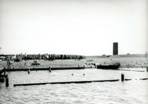 OV_HEINDIJK_84 Oostvoorne; Met houten beschoeiing afgesloten zwembad in de Brielse Meer, op de achtergrond het Stenen ...