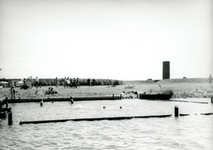 OV_HEINDIJK_84 Met houten beschoeiing afgesloten zwembad in de Brielse Meer, op de achtergrond het Stenen Baak; 1959