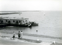OV_HEINDIJK_85 Oostvoorne; Drijvende loods of kantine bij een zwembad naast het Stenen Baak in het Brielse meer, 1959