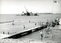 OV_HEINDIJK_86 Oostvoorne; Met houten beschoeiing afgesloten zwembad in de Brielse Meer, op de achtergrond een ...