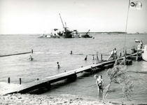 OV_HEINDIJK_86 Met houten beschoeiing afgesloten zwembad in de Brielse Meer, op de achtergrond een zandzuiger op de ...
