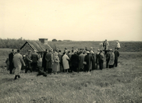 OV_HEINDIJK_87 Oostvoorne; Een groep mensen bij de opening van de herbouwde Kogelgloeioven, 1957