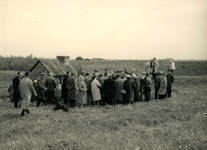 OV_HEINDIJK_87 Een groep mensen bij de opening van de herbouwde Kogelgloeioven; 1957