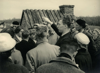 OV_HEINDIJK_88 Oostvoorne; Een groep mensen bij de opening van de herbouwde Kogelgloeioven, 1957
