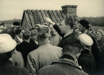 OV_HEINDIJK_88 Een groep mensen bij de opening van de herbouwde Kogelgloeioven; 1957
