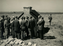 OV_HEINDIJK_89 Een groep mensen bij de opening van de herbouwde Kogelgloeioven; 1957