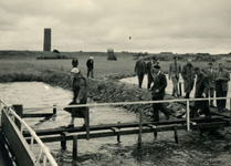 OV_HEINDIJK_91 Oostvoorne; Een groep mensen loopt vanaf de herbouwde Kogelgloeioven naar de steiger om op een boot te ...