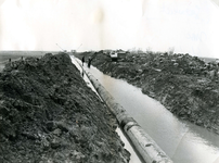 OV_KONNEWEG_01 Aanleg van een pijpleiding door Voorne-Putten; ca. 1970