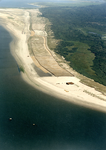 OV_LUCHTFOTO_15 Het opspuiten van het strand (Kustverzwaring). Op de achtergrond het Autostrand. het Oostvoornse Meer ...