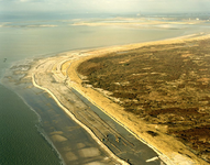 OV_LUCHTFOTO_16 De Maasvlakte met op de achtergrond de energiecentrale; ca. 1985