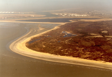 OV_LUCHTFOTO_17 Het opspuiten van het strand (Kustverzwaring). Op de achtergrond de Maasvlakte in aanleg; ca. 1988