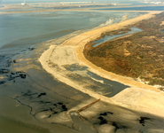 OV_LUCHTFOTO_18 Het opspuiten van het strand (Kustverzwaring); ca. 1986