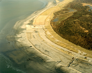 OV_LUCHTFOTO_19 Het opspuiten van het strand (Kustverzwaring); ca. 1985