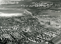 OV_LUCHTFOTO_25 Luchtfoto van het dorp Oostvoorne, op de achtergrond de BP raffinaderij; 29 mei 1997