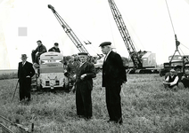 OV_OOSTVOORNSEMEER_22 De draglines staan te wachten op het startsein voor de aanleg van het Oostvoornse Meer; 1958