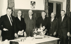 OV_PERS_253 Het bestuur van de Boerenleenbank bij afscheid Dirk Laaij; ca. 1957