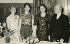 OV_PERS_254 Afscheid Dirk Laaij van de Boerenleenbank. Portret met zijn vrouw en dochters; ca. 1957