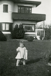 OV_PERS_255 Carla Gorzeman doet haar eerste stapjes; ca. 1950