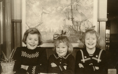 OV_PERS_259 De drie zussen Leny, Carla en Marjolijn Gorzeman; ca. 1950