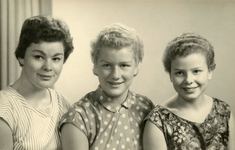 OV_PERS_260 De drie zussen Leny, Carla en Marjolijn Gorzeman; ca. 1960