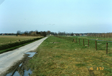 OV_RIETDIJK_12 De Rietdijk. Aan de linkerzijde woonde de familie Piet Langendoen; later de familie Vlug; 16 maart 1992