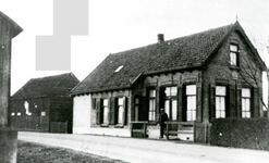 OV_SCHRIJVERSDIJK_06 Café van de heer Leen Nieuwland, tramhalte Prinsenstee van de RTM. Afgebroken in 1940; ca. 1930