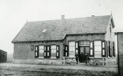 OV_SCHRIJVERSDIJK_17 Café van de heer Leen Nieuwland, tramhalte Prinsenstee van de RTM. Afgebroken in 1940; ca. 1920