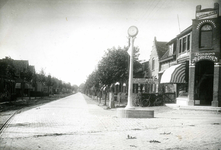 OV_STATIONSWEG_03 De Stationsweg, met de klok op het kruispunt. Aan de linkerzijde de tramrails van de RTM; ca. 1940