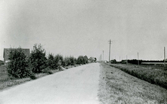 OV_STATIONSWEG_29 Aan de linkerzijde de boerderij van familie Oranje en acheraan links het tramcafé L. Nieuwland; ca. 1920