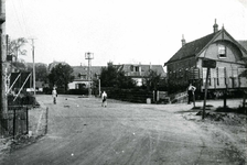 OV_STATIONSWEG_30 De kruising van de Voorweg en de Stationsweg, met rechts het vroegere tramstation; ca. 1938