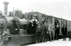 OV_TRAM_40 De RTM Tram op het station. Staande op de locomotief rechts: de heer Meesters; ca. 1925