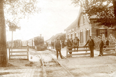 OV_TRAM_42 De RTM Tram. Bij het hek links RTM-politie Jan Smit, Klaas Buit en Sien Schippers; ca. 1925