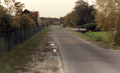OV_VALWEG_05 Valweg met op de achtergrond nieuwbouw uitbreidingDe Molenweg, pand links is gesloopt, nu is hier de ...
