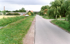 OV_VALWEG_06 Valweg met aan de linkerzijde glastuinbouwbedrijf. Aan de rechterzijde woonde de familie Boogert; ca. 1990