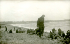 OV_WATERSNOODRAMP_033 Oostvoorne; Vrijwilligers werken aan het versterken van de Brielse Maasdam, 1 februari 1953