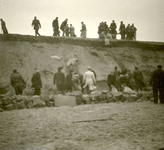 OV_WATERSNOODRAMP_034 Oostvoorne; Vrijwilligers werken aan het versterken van de Brielse Maasdam, 1 februari 1953
